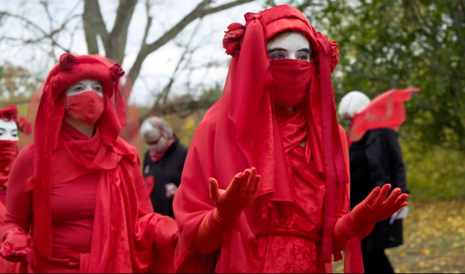 Deux Red Rebels s'avancent, mainslevées.